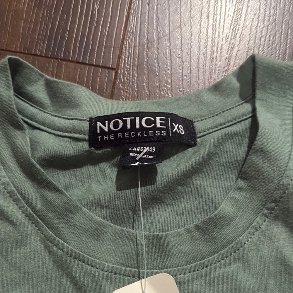 Green Fitted Crew Neck Long Sleeve Tee - Picture 2 of 3